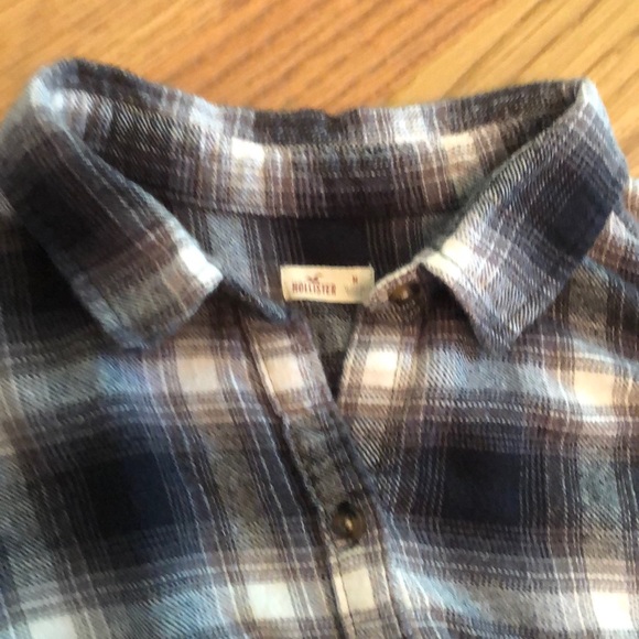 Stylish Hollister plaid top with fun pocket detail - Picture 4 of 5